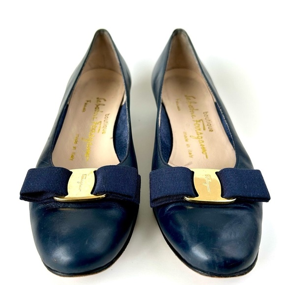 Ferragamo Vara Low Heel Bow Pumps Navy Blue Leather Size 7.5 A2 Narrow - Picture 5 of 10